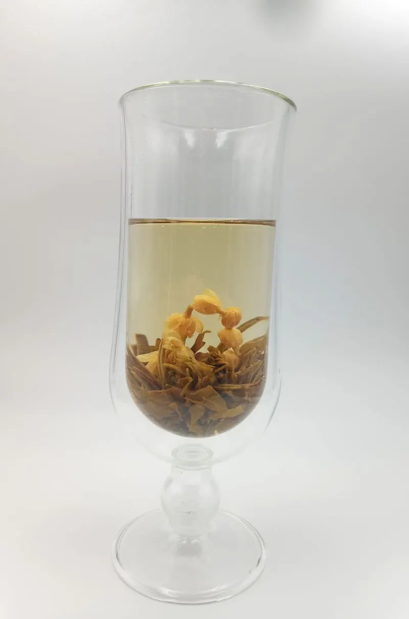 Mariage d’Amour brewed: the flower open in a glass