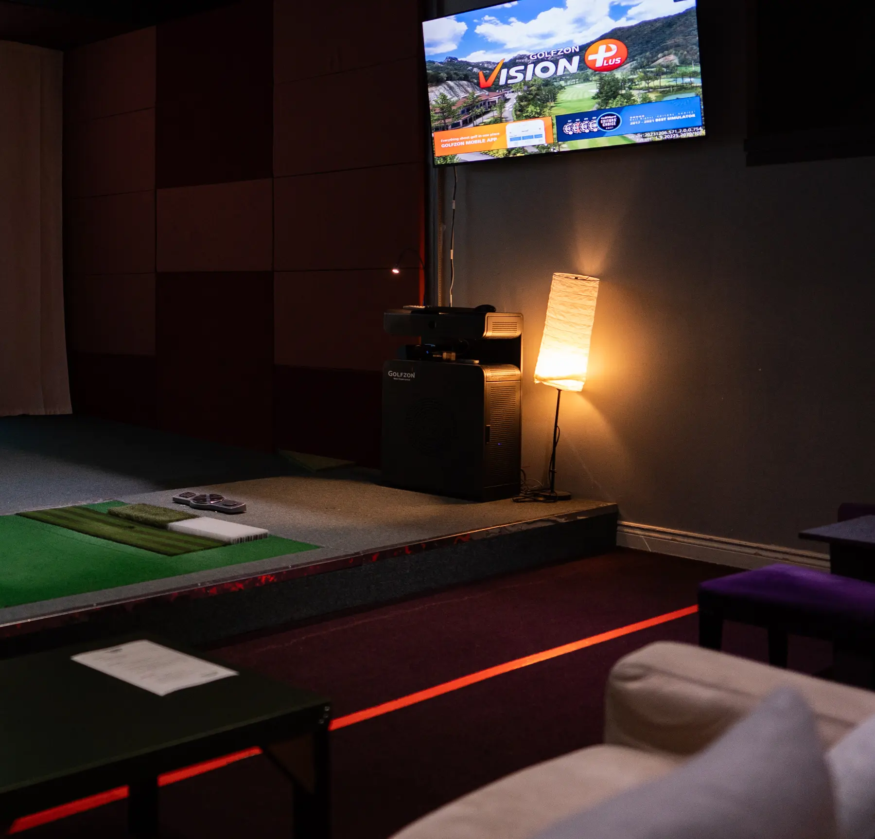 The right side of the bay: the wall screen, the lamp and the sofa