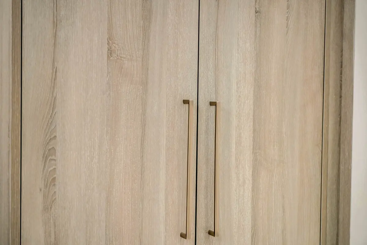 Joinery in the presentation centre: wood doors and metal pulls