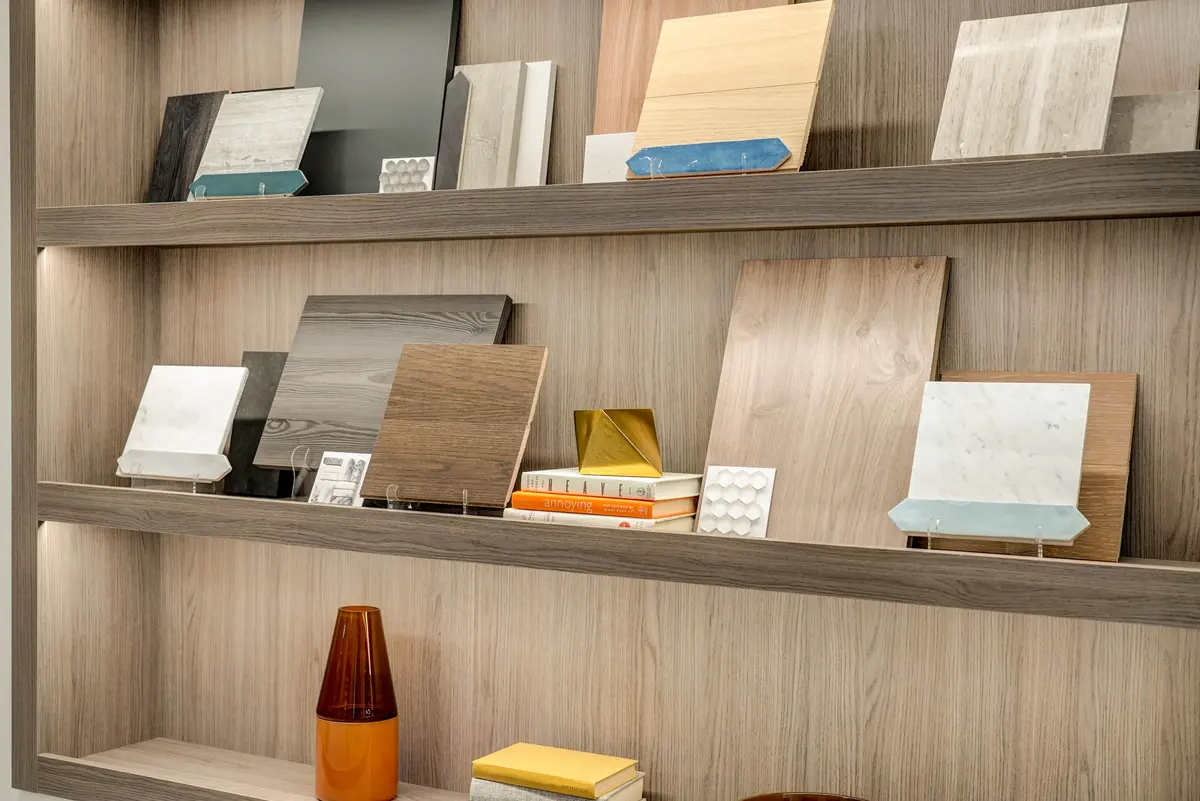 Sample shelves in the presentation centre: wood, stone and tile