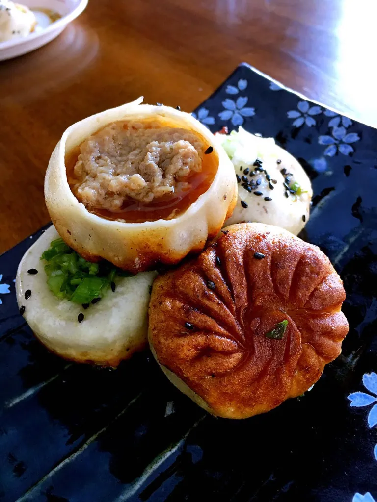 咬开的生煎：肉馅与煎得金黄的底（餐厅拍摄）
