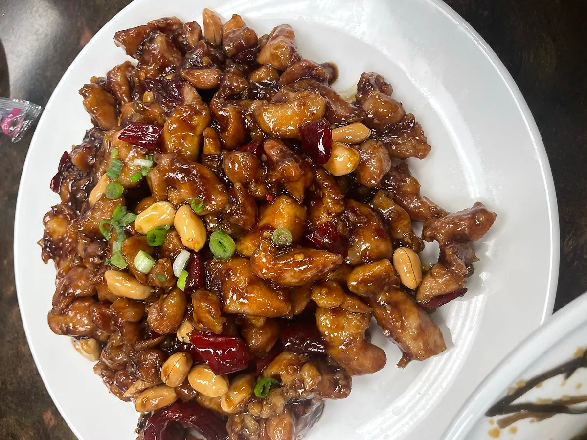 Diced chicken stir-fried with peanuts