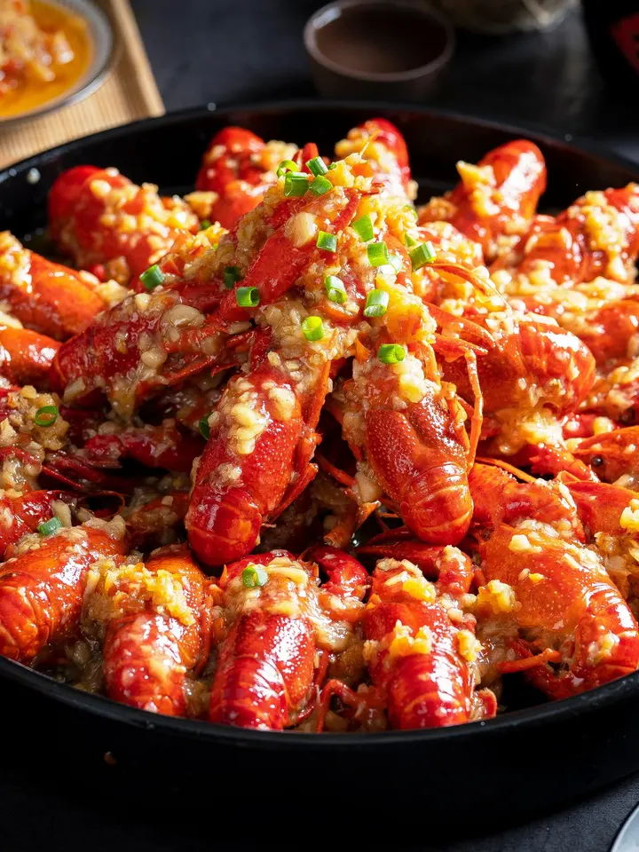 Poster: a large gold “5折” (half price) over a dish of garlic crayfish