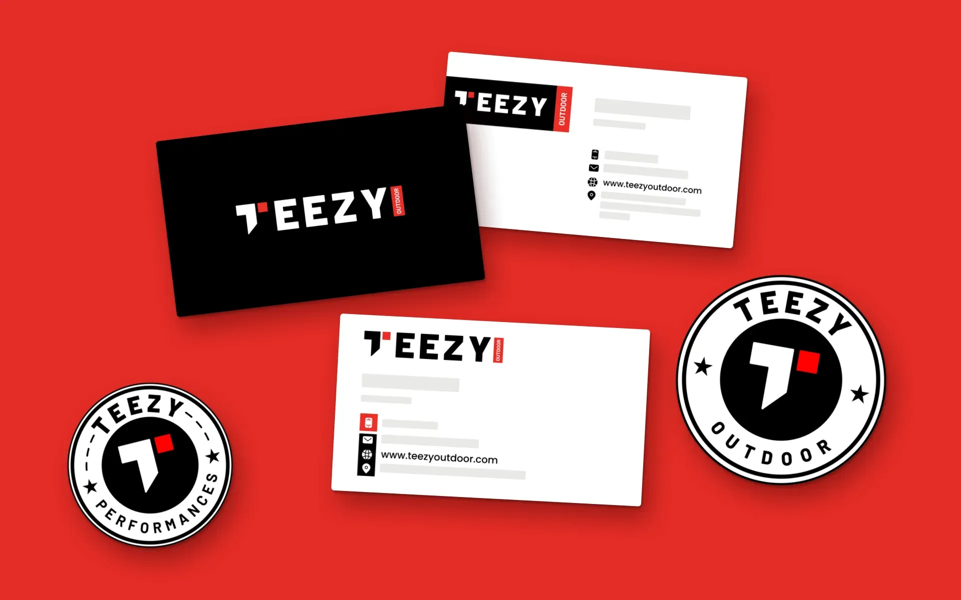 Teezy 名片正反面与两枚圆形徽章,平铺在品牌红色上(依据印刷文件数字合成,个人信息已隐去)